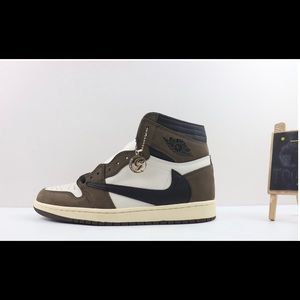 R: Travis Scott high Jordan 1
